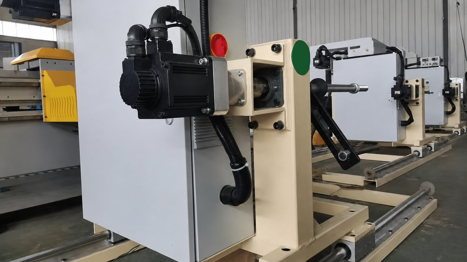 Automatic pay off system for improving conductor feeding efficiency and winding accuracy