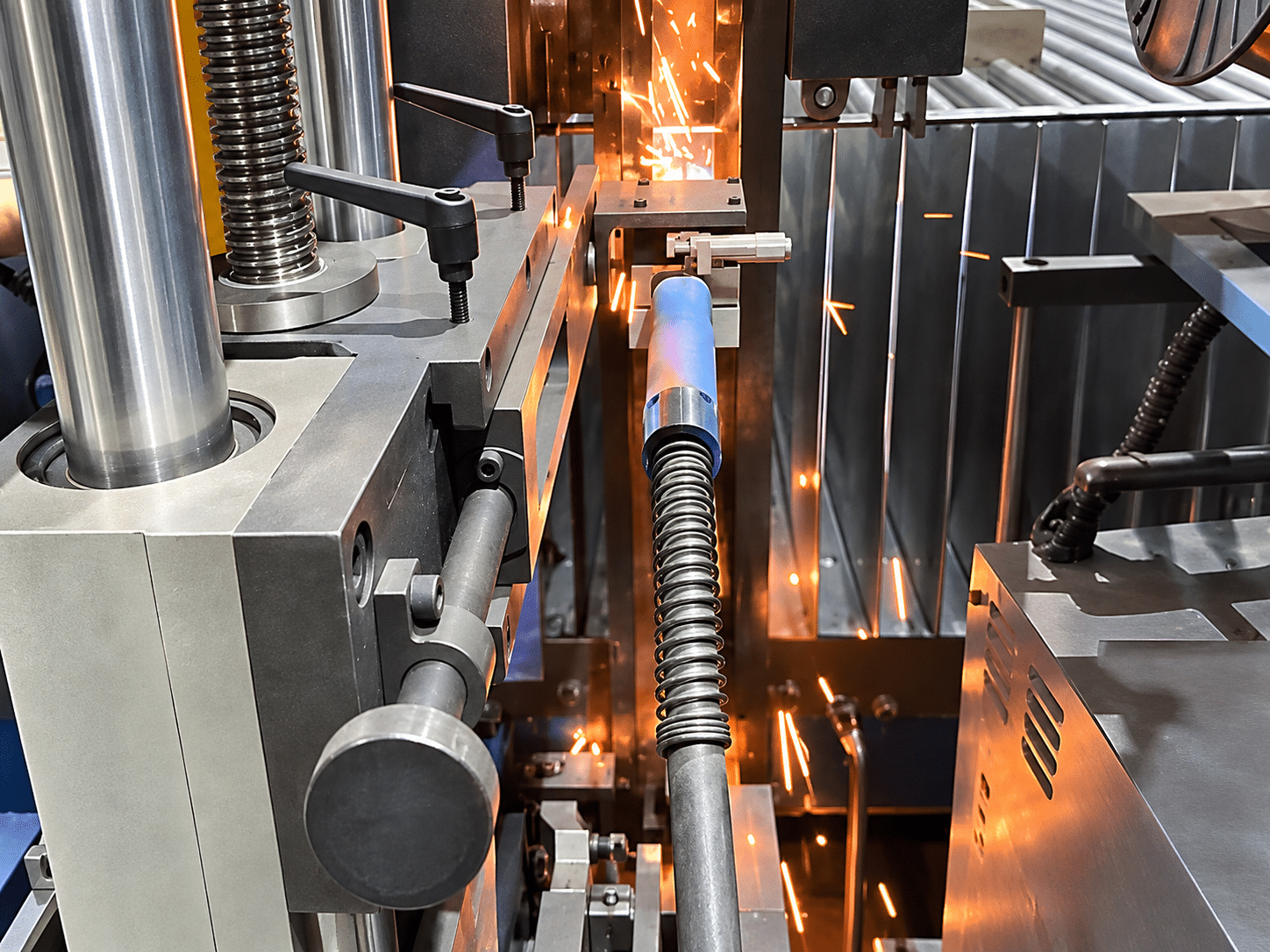 The welding torch travelling along a corrugation crest with a stable arc