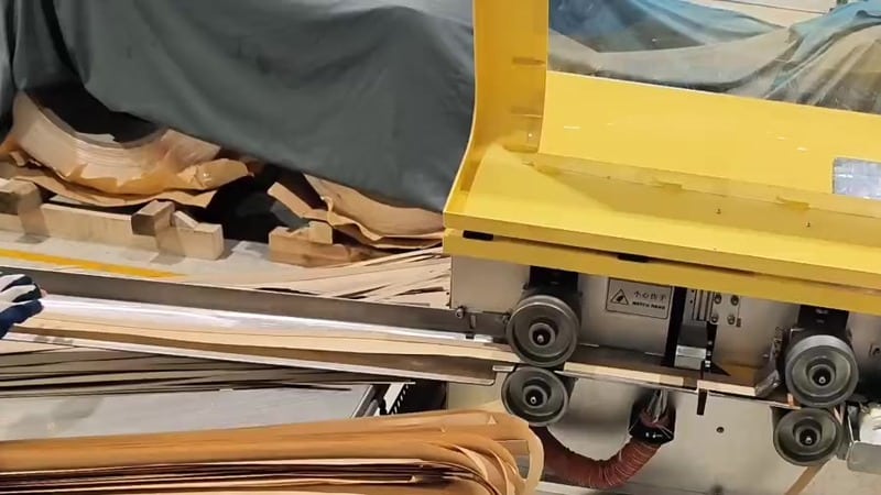 Automatic end insulation bonding machine applying adhesive and heating insulation materials for transformer coils