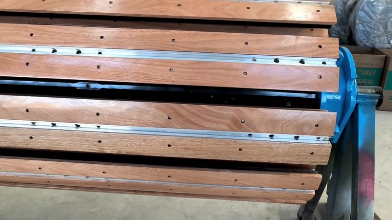 A close-up view of an adjustable winding mold.